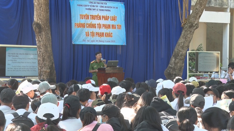 Phòng Cảnh sát điều tra tội phạm về ma túy Công an tỉnh Phú Yên tổ chức tuyên truyền pháp luật về phòng chống ma túy tại trường THPT Lê Thành Phương, huyện Tuy An
